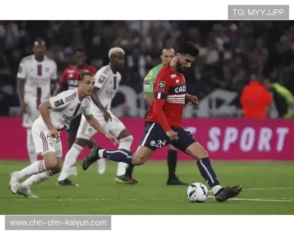 终场哨响，尼斯球员跪地掩面，里昂球员相拥庆祝13连胜